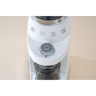 16. Smeg CGF03WHEU młynek do kawy 150 W Biały