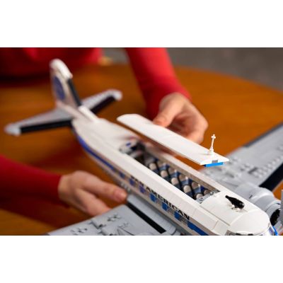 11. LEGO Icons 11378 - Samolot pasażerski Douglas DC-3 PAN AM