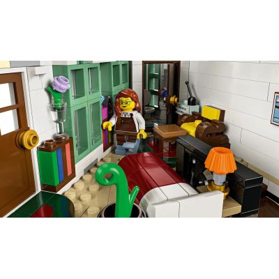 11. LEGO Icons 11371 - Ulica handlowa