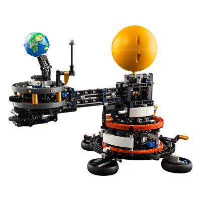 3. LEGO Technic 42179 Planeta Ziemia i Księżyc na orbicie