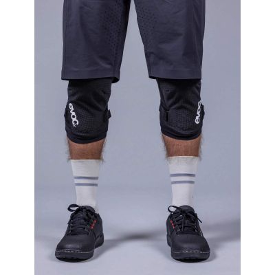5. Ochraniacze na kolana EVOC Knee Prot Ls Flex Enduro black
