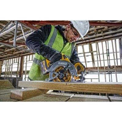 4. DeWALT DCS578NT-XJ przenośna pilarka tarczowa