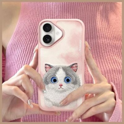 11. Etui Nimmy Big Eyed Pet 2.0 Cat na iPhone 16 - różowe
