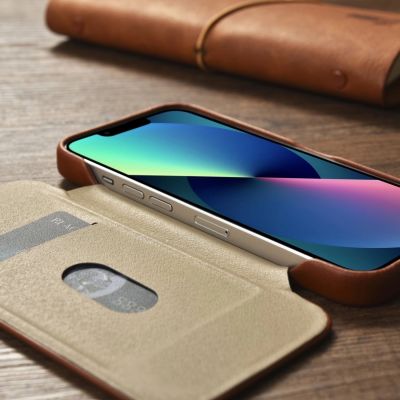 23. iCarer CE Oil Wax Premium Leather Folio Case skórzane etui iPhone 14 Plus z klapką magnetyczne MagSafe brązowy (AKI14220707-BN)