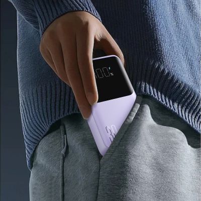 10. Mini powerbank Joyroom JR-PBC06 z wbudowanymi kablami USB-C / Lightning 30W 10000mAh - fioletowy