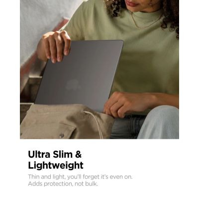 6. Etui Spigen AirSkin na MacBook Air 13" 2023/ 2024 / 2025 / 2026 - półprzezroczyste
