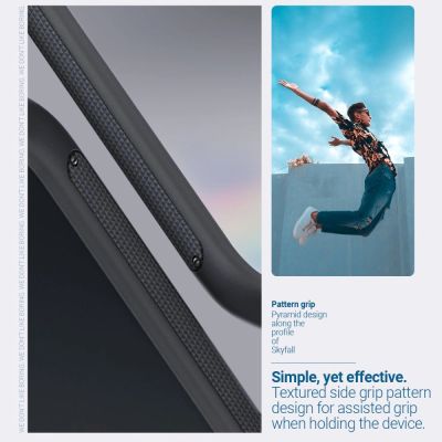 10. Etui Caseology Skyfall na iPhone 14 Plus - czarny mat