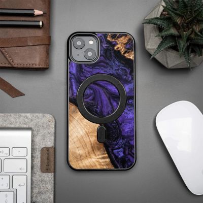 3. Etui Bewood Unique MagSafe Violet z drewna i żywicy na iPhone 15 Plus - fioletowo-czarne
