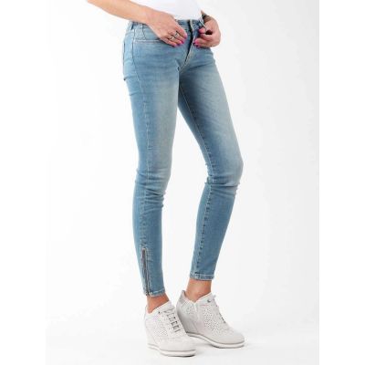 6. Jeansy Wrangler Skylark W27F4072F