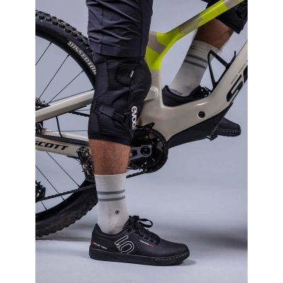 2. Ochraniacze na kolana EVOC Knee Prot Ls Flex Enduro black