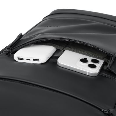 5. Rivacase Eden plecak City backpack Czarny Poliester, Skóra woskowana (Pull Up)