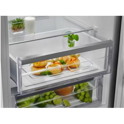 8. Chłodziarko-zamrażarka ELECTROLUX LNT7ME36K2