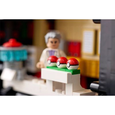 9. LEGO Pokémon 72154 - Kultowy Pokeball z Trenerami