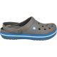 Klapki Crocs Crocband M 11016 w kolorze szarym z elementami w odcieniu białym i niebieskim, materiał Croslite, otwory na ozdoby Jibbitz