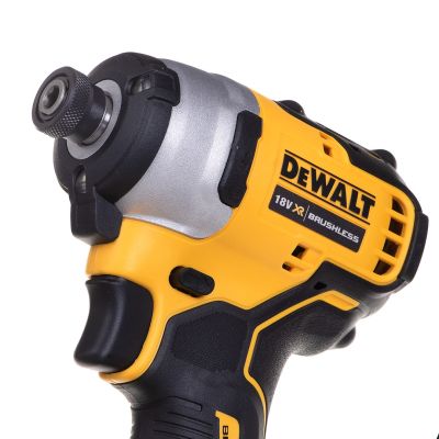 4. Zestaw narzędzi Combo 18V 2x4,0Ah DCK2062M2T DEWALT