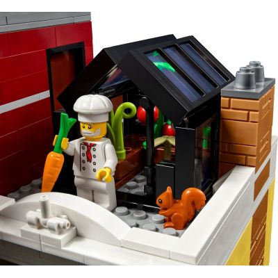 7. LEGO Icons 10312 - Klub Jazzowy