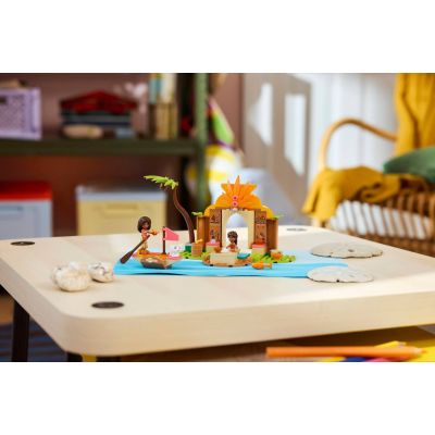 12. LEGO Disney 43282 - Wiejska chatka i łódź