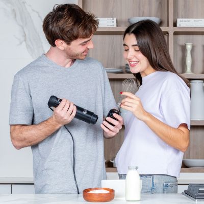 14. Blender ręczny Black+Decker BXHBA1501E