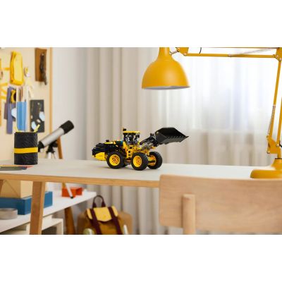 12. LEGO Technic 42209 - Ładowarka kołowa Volvo L120 Electric