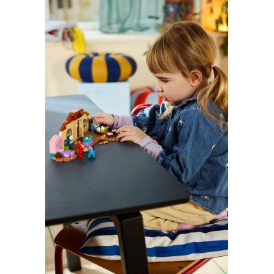 7. LEGO Bluey 11221 - Szkoła z Ryżykiem i Blue