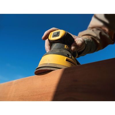10. Szlifierka mimośrodowa DeWalt DWE6423-QS (125mm)