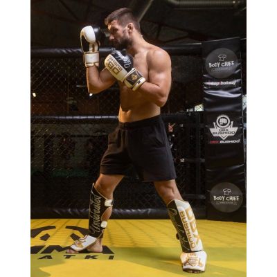 3. Ochraniacze na piszczele M - Undefeated