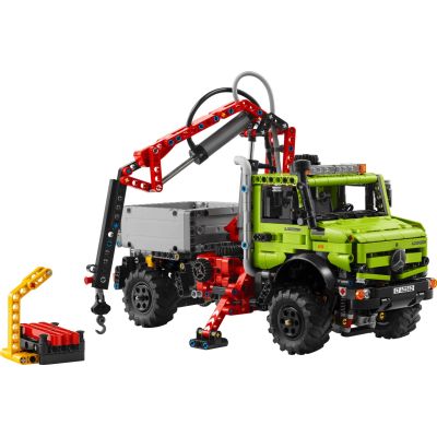 3. LEGO Technic 42242 - Mercedes-Benz Unimog U 5023 z dźwigiem
