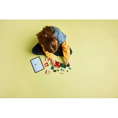 10. LEGO Minecraft 21275 Dom TNT w dżungli