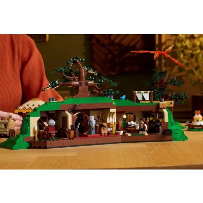 14. LEGO Icons 10354 - Władca Pierścieni: Shire