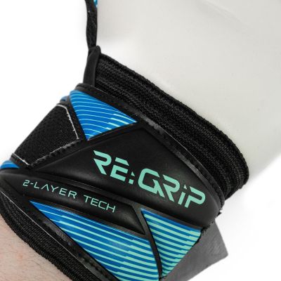 5. Rękawice bramkarskie Reusch Attrakt RE:GRIP NC czarno-niebieskie 5670535 7272