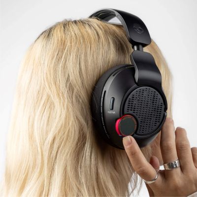 4. SKULLCANDY Gaming Headset Crusher PLYR 720 Wireless Univ