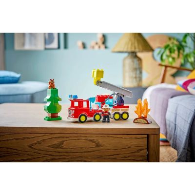 10. LEGO DUPLO TOWN 10473 Wóz strażacki z wężem i strażakiem