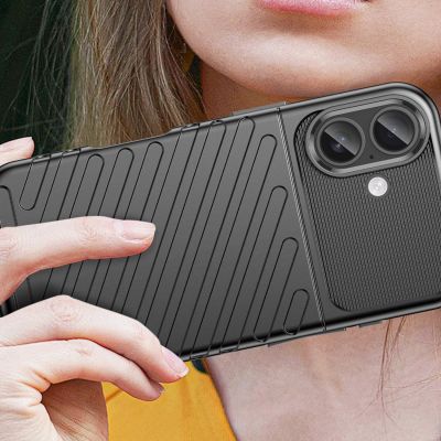 5. Etui Thunder Case na iPhone 17 - czarne