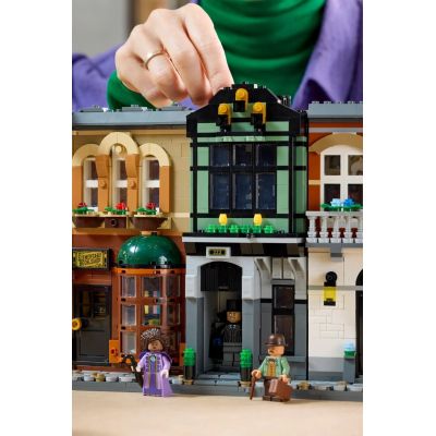 14. LEGO ICONS 10351 Sherlock Holmes: Book nook