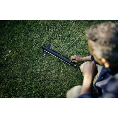 11. FISKARS ZRASZACZ WAHADŁOWY M X-SERIES