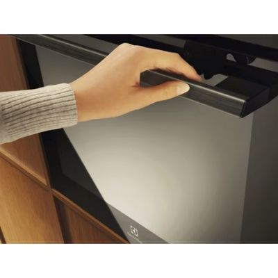 4. Piekarnik ELECTROLUX LOE8H39Z