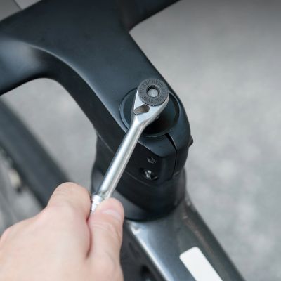 7. Zestaw narzędzi rowerowych Rockbros multitool z kluczem grzechotkowym i łyżkami do opon - czarny