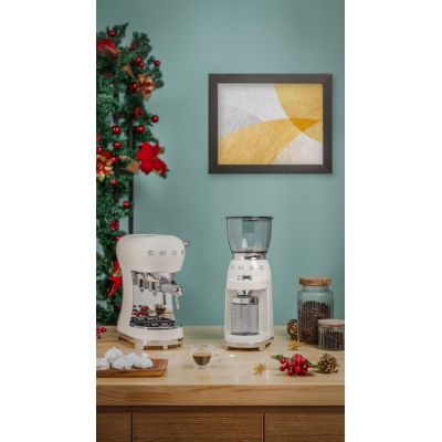 8. SMEG Ekspres do kawy (ECF02CREU) creme