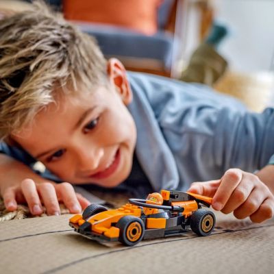 7. LEGO CITY 60442 F1 Kierowca i bolid McLaren