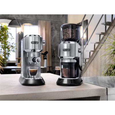 4. Ekspres kolbowy DeLonghi Dedica Style EC 685.M (1350W; kolor srebrny)
