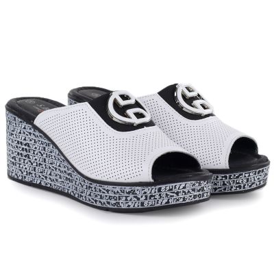 4. Skórzane klapki damskie na koturnie białe S.Barski 7012