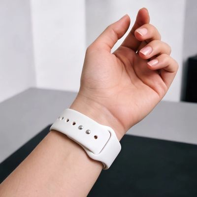 5. Pasek Tech-Protect Silicone na Apple Watch 40 / 41 / 42 mm - biały