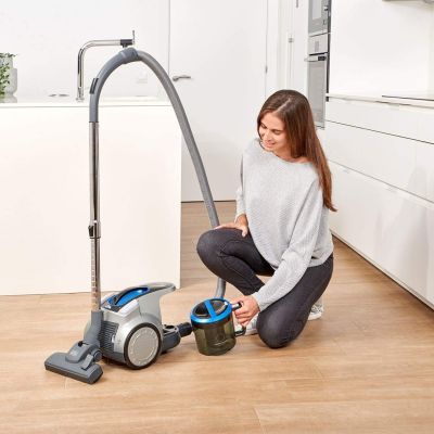 13. Odkurzacz bezworkowy Black+Decker BXVML700E (700W)