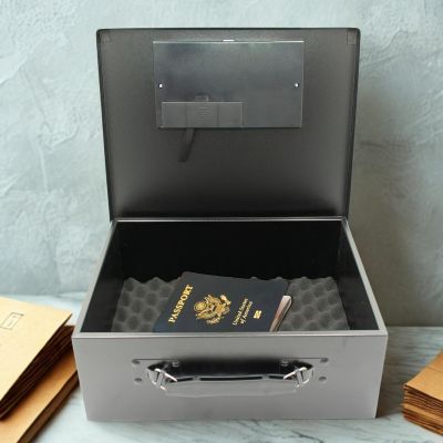 7. SEJF Z ZAMKIEM CYFROWYM 32,4x12,7x25,5CM 1068756 SASKA GARDEN