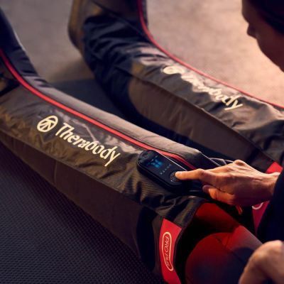 8. Buty kompresyjne Therabody JetBoots Pro Plus S - urządzenie do masażu limfatycznego