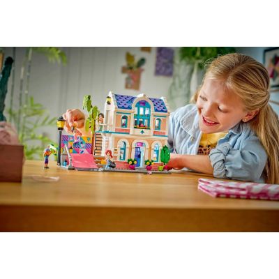 25. LEGO Friends 42687 - Dom rodziny Liann