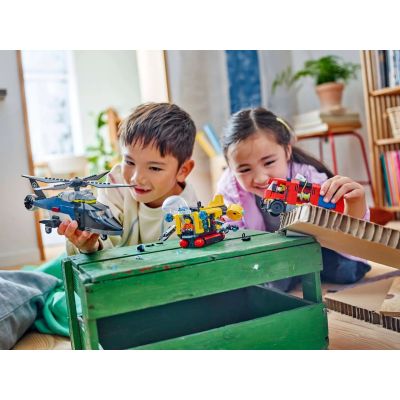 9. LEGO CITY 60462 Zestaw z helikopterem, wozem strażackim i łodzią podwodną