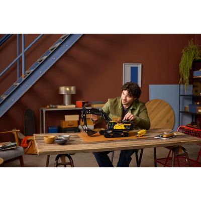 9. LEGO Technic 42215 Koparka Volvo EC500 Hybrid