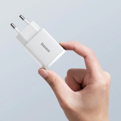 7. Szybka ładowarka sieciowa USB-A / USB-C Baseus Compact CCXJ-B02 20W 3A PD QC 3.0 - biała