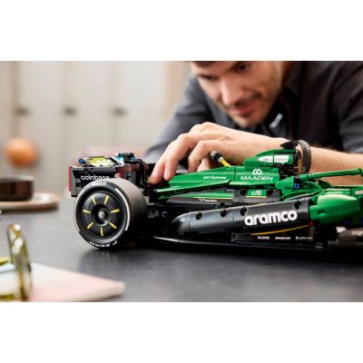 12. LEGO Technic 42240 - Bolid F1 Aston Martin Aramco AMR25